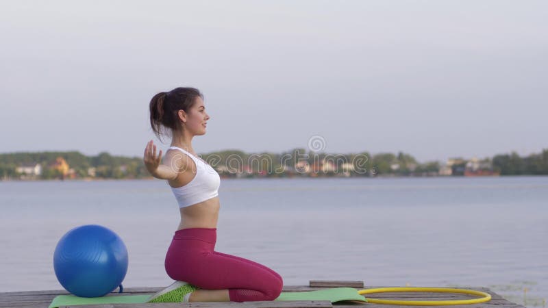 L'harmonie spirituelle, jeune yogi mignon femelle en position de lotus médite et aime les calmnes spirituels sur l'air ouvert