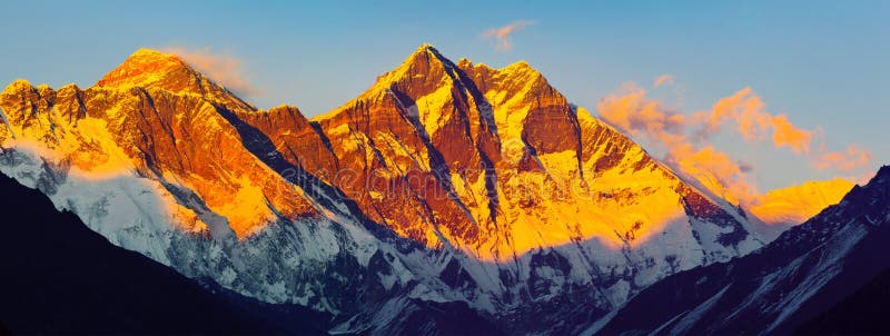 L'Himalaya au coucher du soleil : Le nuptse culminé le lhotse de l'everest