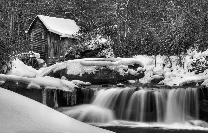 L'hiver couvre le moulin de blé à moudre photo libre de droits L'hiver couvre le moulin de blé à moudre photo libre de droits