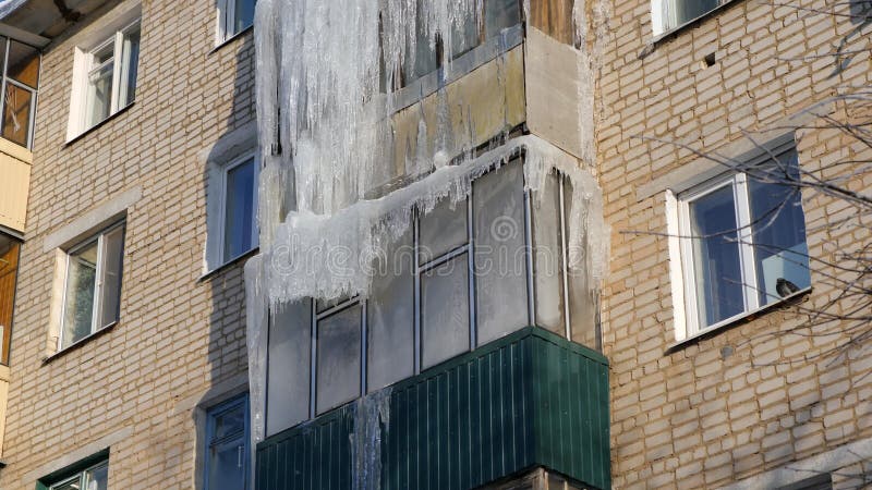 L'hiver Glaçons pendant du toit et des balcons d'un immeuble