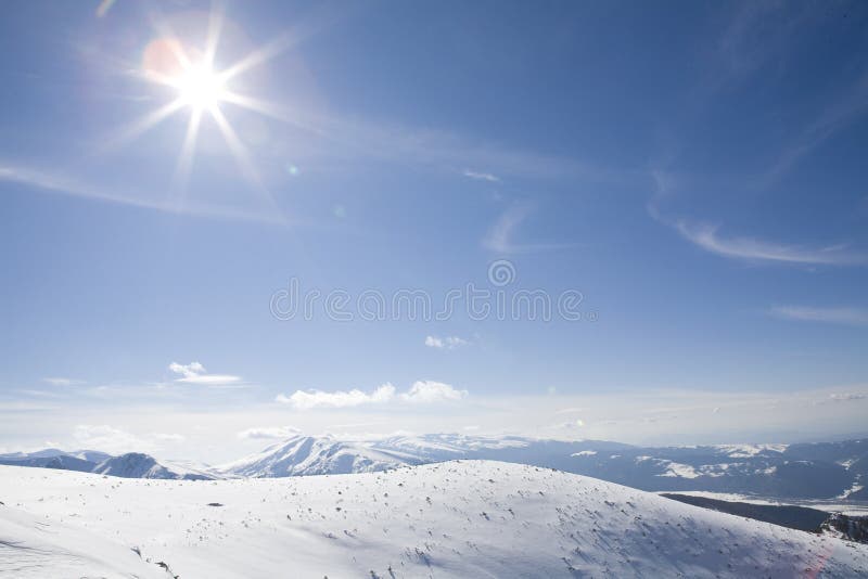 Soleil d'hiver à la montagne photo libre de droits