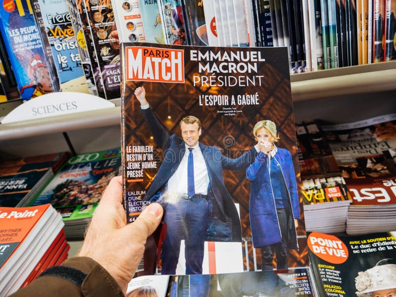L'homme achète le magazine de Paris Match avec Emmanuel Macron et son épouse image stock L'homme achète le magazine de Paris Match avec Emmanuel Macron et son épouse image stock