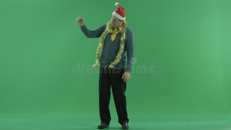 L'homme adulte parle à quelqu'un au delà de l'appareil-photo et l'invite à venir, fond vert de clé de chroma