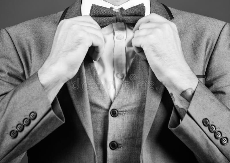 L'homme ajustent le costume avec le noeud papillon Fin formelle de veste de costume Mode et esthétique masculins Équipement form photos stock L'homme ajustent le costume avec le noeud papillon Fin formelle de veste de costume Mode et esthétique masculins Équipement form photos stock