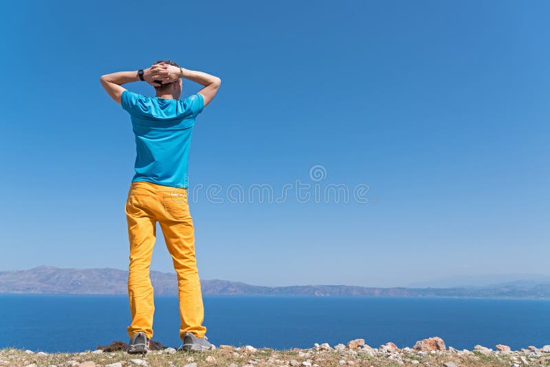 L'homme apprécie ses vacances près de la mer photos stock L'homme apprécie ses vacances près de la mer photos stock