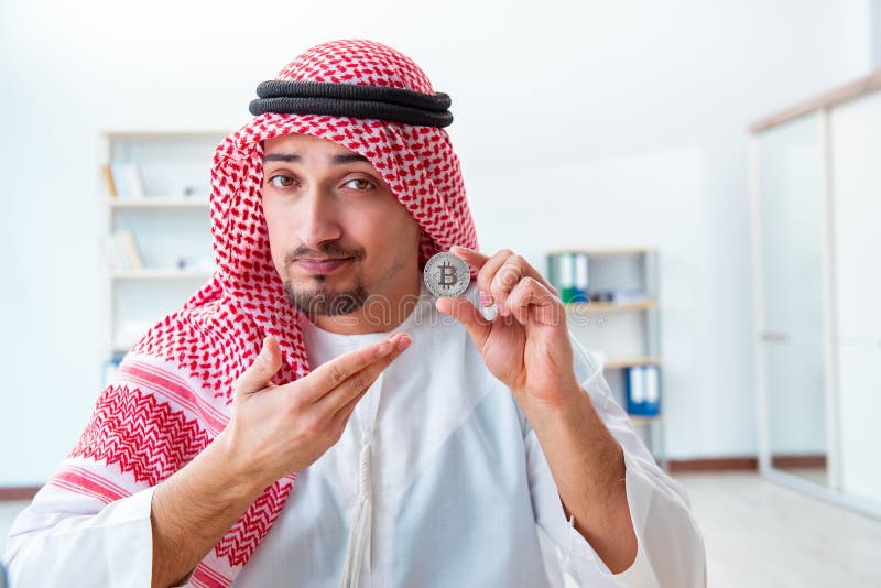 L'homme arabe avec le bitcoin dans le concept d'exploitation de cryptocurrency images stock L'homme arabe avec le bitcoin dans le concept d'exploitation de cryptocurrency images stock