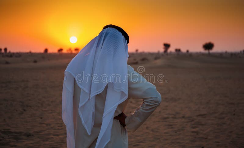 L'homme arabe seul se tient dans le désert photos stock L'homme arabe seul se tient dans le désert photos stock