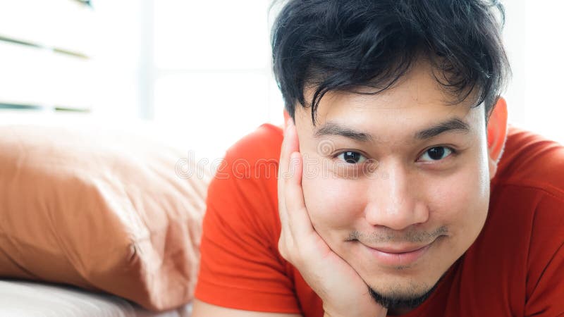 L'homme asiatique heureux se réveillent images stock L'homme asiatique heureux se réveillent images stock