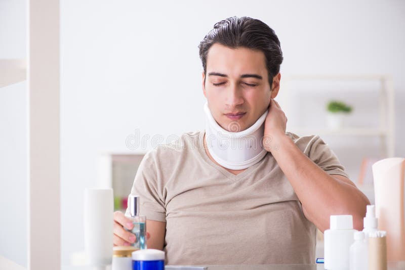 L'homme avec l'accolade de cou après blessure de coup du lapin photo libre de droits L'homme avec l'accolade de cou après blessure de coup du lapin photo libre de droits