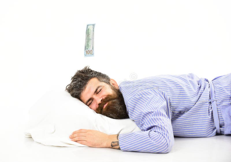 L'homme avec le visage de sourire somnolent se trouve sur l'oreiller, dort images stock L'homme avec le visage de sourire somnolent se trouve sur l'oreiller, dort images stock