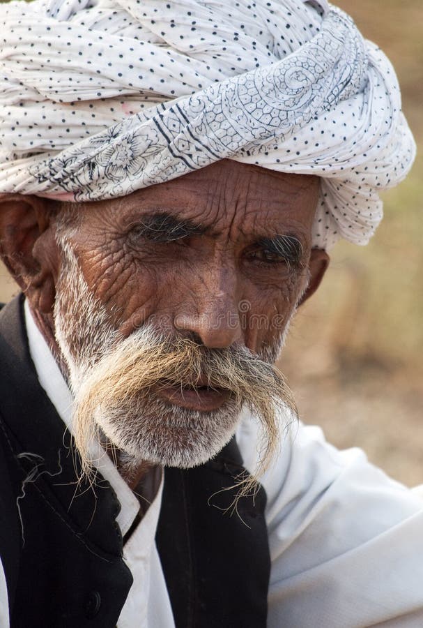 Un Homme Avec Un Turban Jaune Image éditorial - Image du regarder