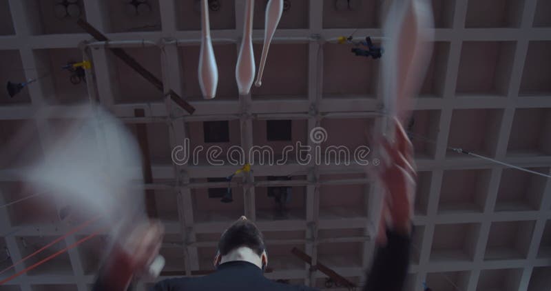 L'homme barbu aux jonglage masse 4k d'interprétation du cirque de stages de formation clips vidéos