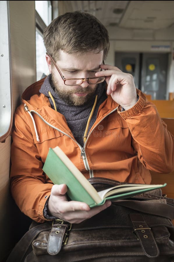 L'homme barbu avec des verres monte sur la maison de train du travail et du r image stock L'homme barbu avec des verres monte sur la maison de train du travail et du r image stock