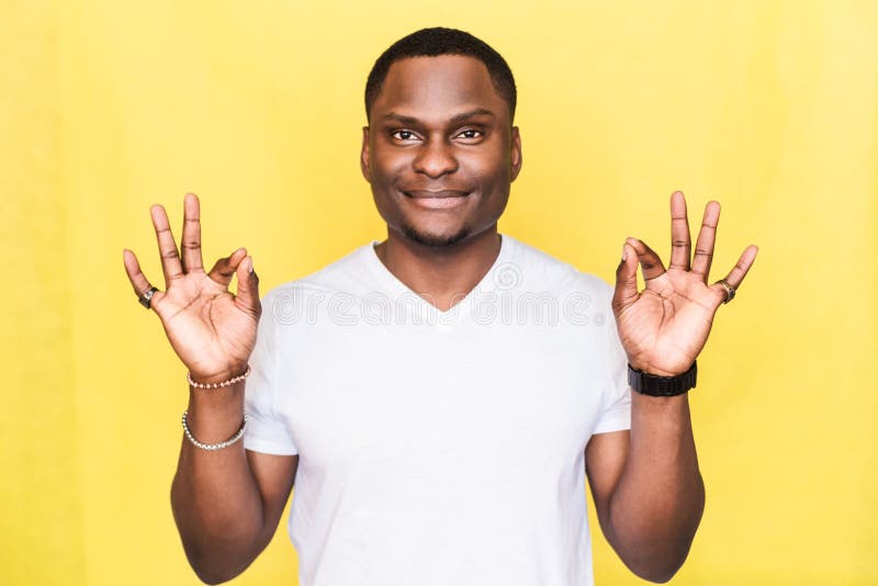 L'homme bel d'Afro-am?ricain montre le signe correct Concept de langage du corps photo libre de droits L'homme bel d'Afro-am?ricain montre le signe correct Concept de langage du corps photo libre de droits