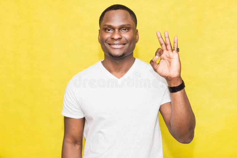L'homme bel d'Afro-am?ricain montre le signe correct Concept de langage du corps image libre de droits L'homme bel d'Afro-am?ricain montre le signe correct Concept de langage du corps image libre de droits