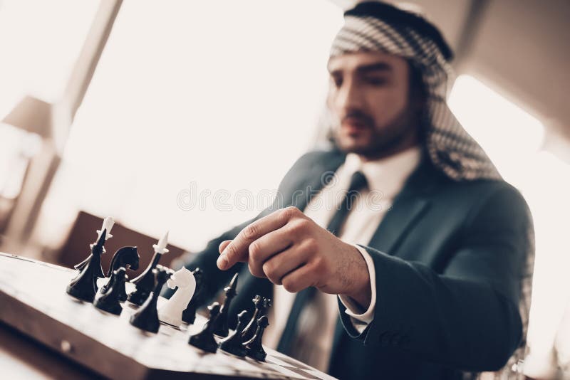 L'homme d'affaires arabe jouant aux échecs et entreprend la démarche photos libres de droits L'homme d'affaires arabe jouant aux échecs et entreprend la démarche photos libres de droits