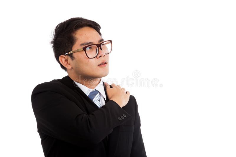 L'homme d'affaires asiatique a obtenu la douleur d'épaule image libre de droits L'homme d'affaires asiatique a obtenu la douleur d'épaule image libre de droits