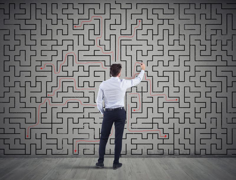 L'homme d'affaires dessine la solution d'un labyrinthe Concept de la résolution des problèmes image stock L'homme d'affaires dessine la solution d'un labyrinthe Concept de la résolution des problèmes image stock
