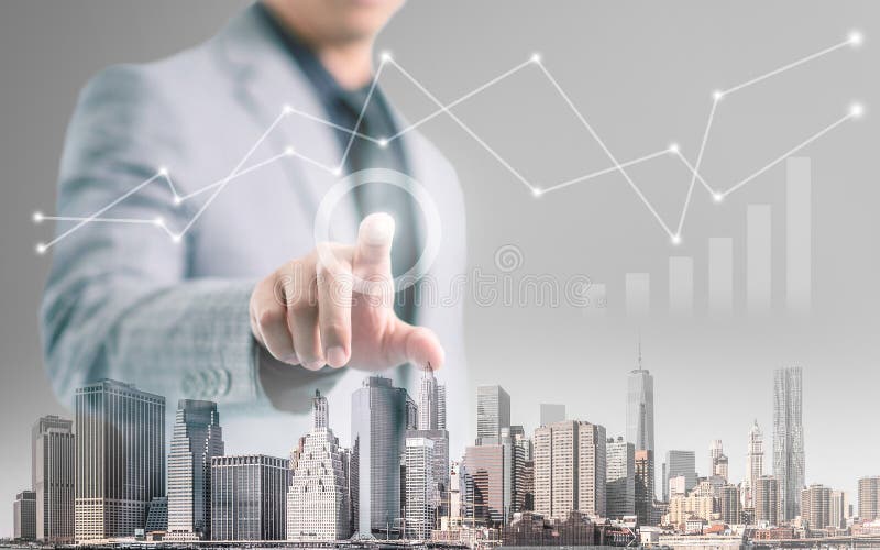 L'homme d'affaires dirigeant son doigt et touchent l'écran avec le premier plan de bâtiment et l'information-graphique financier photos libres de droits L'homme d'affaires dirigeant son doigt et touchent l'écran avec le premier plan de bâtiment et l'information-graphique financier photos libres de droits