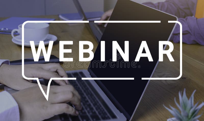 L'homme d'affaires et d'équipe à l'aide d'un ordinateur portable avec connexion webinar de navigation et le commerce électronique. L'homme d'affaires et d'équipe à l'aide d'un ordinateur portable avec connexion webinar de lecture rapide du commerce électronique et le concept d'affaires en ligne du concept de la technologie webcast de nuages