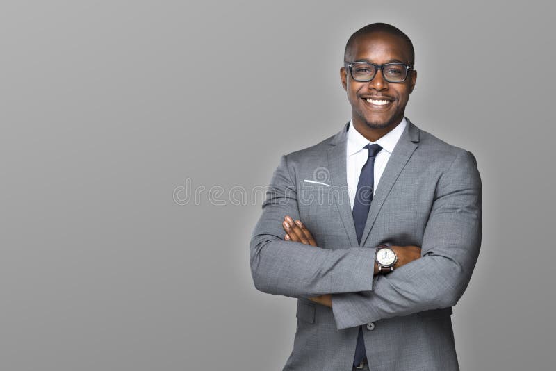 L'homme d'affaires gai d'afro-américain avec un sourire avec du charme a accompli fier et réussi