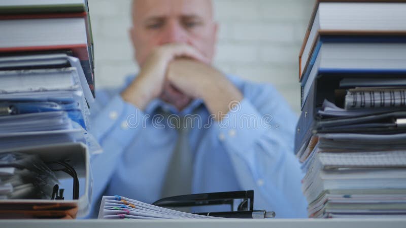 L'homme d'affaires Image Staying Tired était ennuyeux et a dérangé dans la chambre de bureau photo libre de droits L'homme d'affaires Image Staying Tired était ennuyeux et a dérangé dans la chambre de bureau photo libre de droits