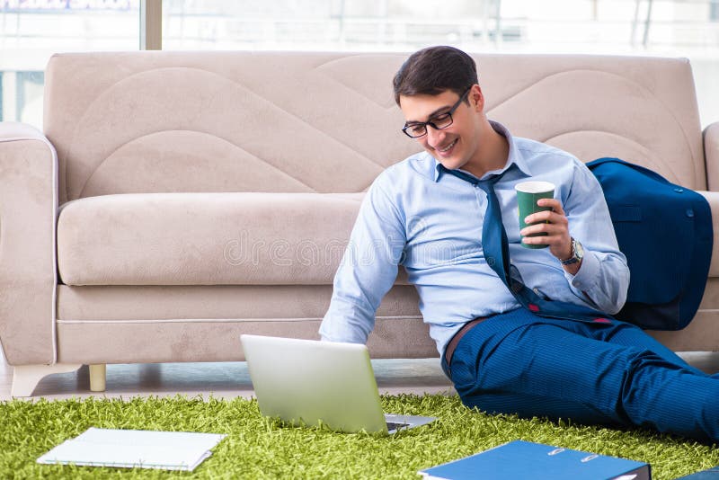 L'homme d'affaires prenant la maison de travail et travaillant des heures supplémentaires images libres de droits