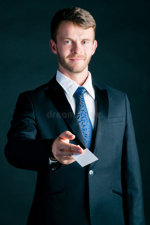 L'homme d'affaires remettent la carte de visite professionnelle de visite photo stock L'homme d'affaires remettent la carte de visite professionnelle de visite photo stock