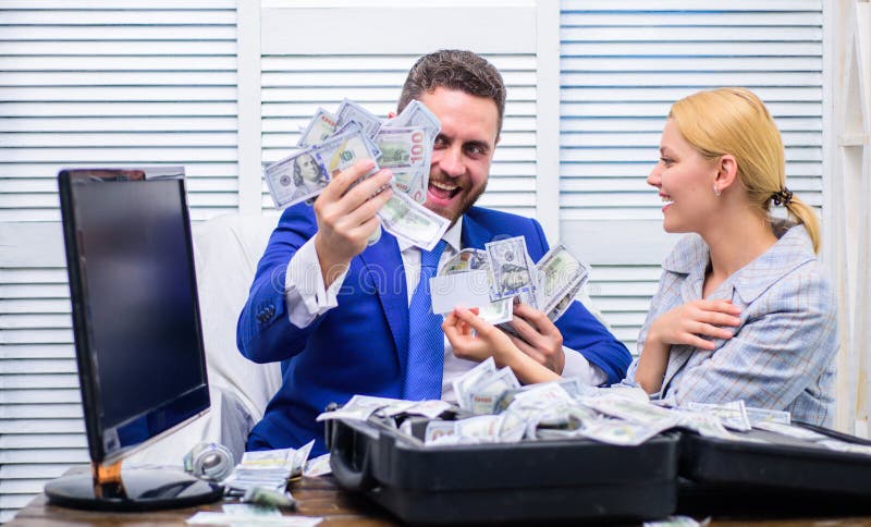 L'homme d'affaires réussi excité a ouvert une boîte avec l'argent et se réjouit dans les bénéfices Affaires, les gens, succès et images libres de droits L'homme d'affaires réussi excité a ouvert une boîte avec l'argent et se réjouit dans les bénéfices Affaires, les gens, succès et images libres de droits