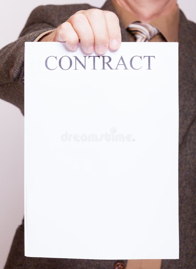 L'homme d'affaires tenant le papier blanc avec signent le contrat photo libre de droits L'homme d'affaires tenant le papier blanc avec signent le contrat photo libre de droits