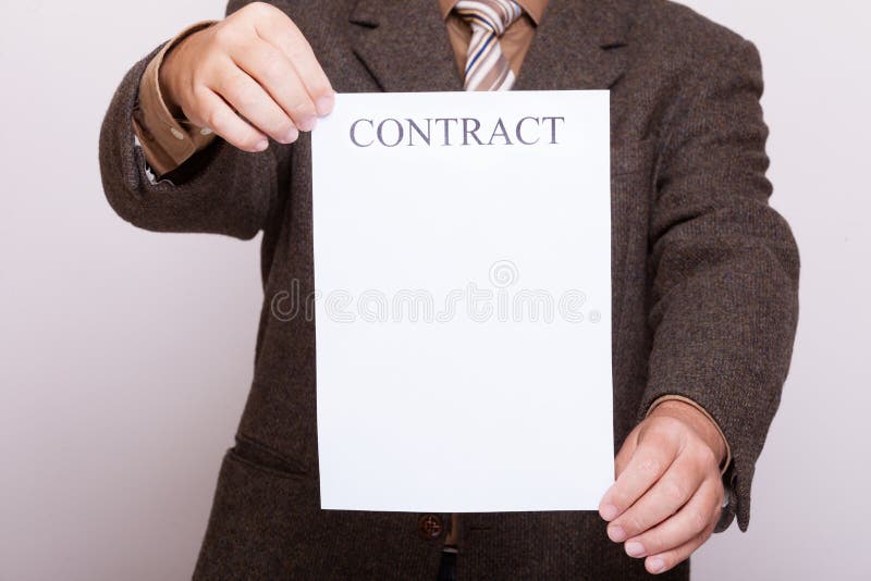 L'homme d'affaires tenant le papier blanc avec signent le contrat photos stock L'homme d'affaires tenant le papier blanc avec signent le contrat photos stock
