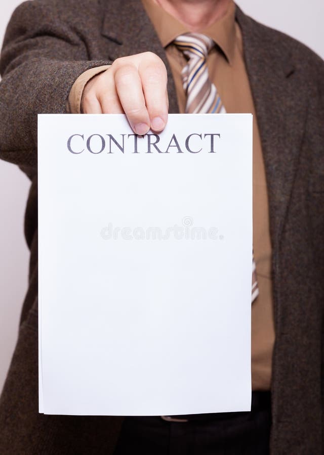 L'homme d'affaires tenant le papier blanc avec signent le contrat photo libre de droits L'homme d'affaires tenant le papier blanc avec signent le contrat photo libre de droits