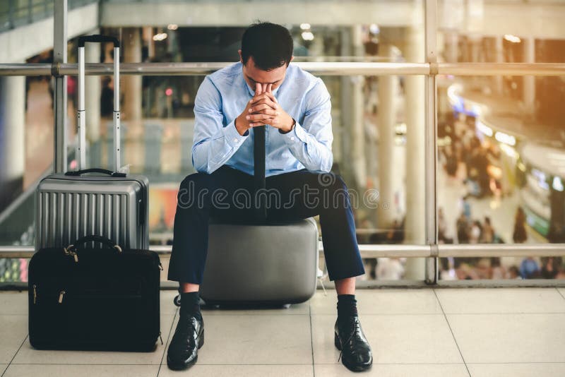 L'homme d'affaires a échoué à se sentir désespéré, affolé, triste et découragé dans la vie Le concept là sont des erreurs dans le photo stock L'homme d'affaires a échoué à se sentir désespéré, affolé, triste et découragé dans la vie Le concept là sont des erreurs dans le photo stock