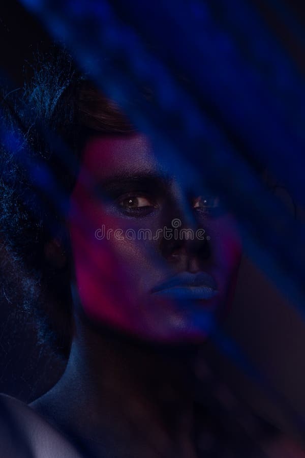 L'homme d'art composent, peinture multicolore Veille de la toussaint photographie stock libre de droits L'homme d'art composent, peinture multicolore Veille de la toussaint photographie stock libre de droits