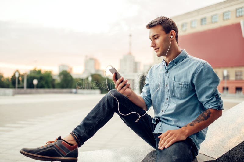 L'homme d'intoxiqué de téléphone ne peut pas vivre sans instrument photo libre de droits L'homme d'intoxiqué de téléphone ne peut pas vivre sans instrument photo libre de droits