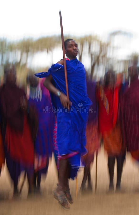 L'homme d'un masai de tribu montre des sauts rituels photo stock L'homme d'un masai de tribu montre des sauts rituels photo stock