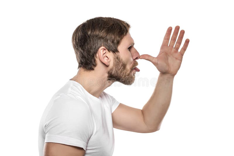 L'homme dans le T-shirt blanc taquinent quelqu'un et des grimaces photos libres de droits L'homme dans le T-shirt blanc taquinent quelqu'un et des grimaces photos libres de droits