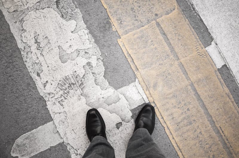 L'homme de citadin se tient sur le passage pour piétons photographie stock L'homme de citadin se tient sur le passage pour piétons photographie stock