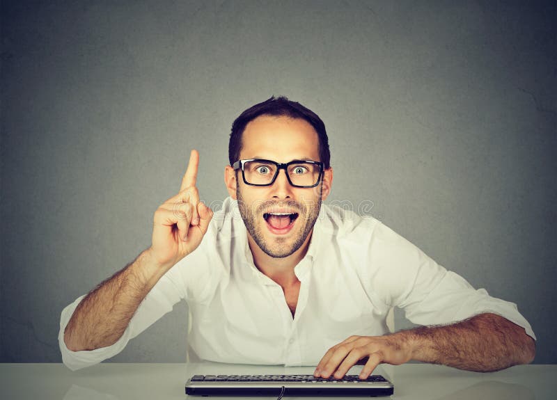 L'homme de connaisseur d'ordinateur connaît la réponse images libres de droits L'homme de connaisseur d'ordinateur connaît la réponse images libres de droits