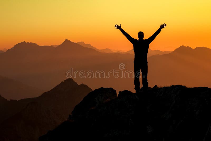 L'homme de gain de succès heureux sur le sommet arme au coucher du soleil photos libres de droits L'homme de gain de succès heureux sur le sommet arme au coucher du soleil photos libres de droits
