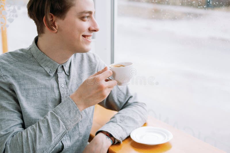 L'homme de sourire apprécient des loisirs décontractés de café de café de tasse photos libres de droits L'homme de sourire apprécient des loisirs décontractés de café de café de tasse photos libres de droits