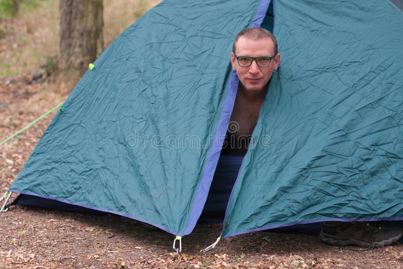 Un Homme Est Assis Dans Une Tente Dans Les Bois Avec Une