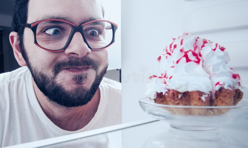 L'homme drôle voit le gâteau doux photos libres de droits L'homme drôle voit le gâteau doux photos libres de droits