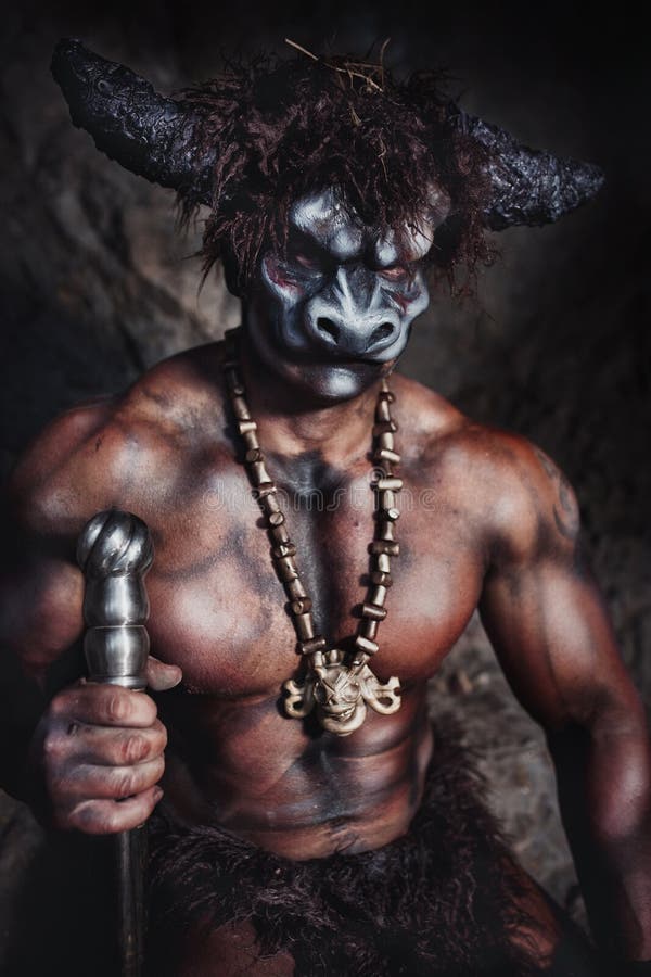 Creature Mi Homme Mi Taureau Minotaure Mythologique Mi-taureau Mi-homme Se Tient Dans Une Grotte De