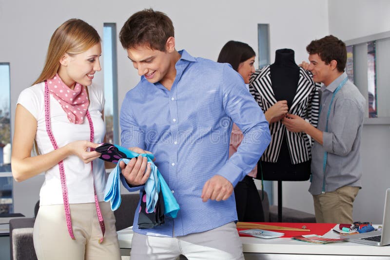 L'homme en a le conseil après le tailleur fait sur commande photo stock