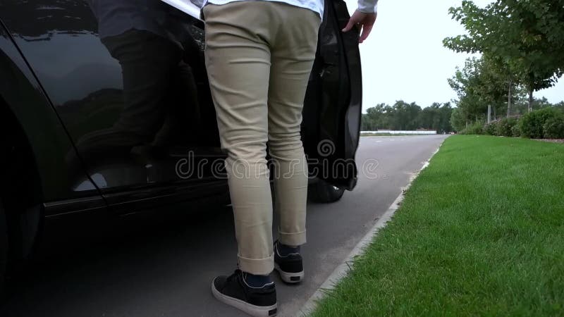 L'homme entrent dans la voiture banque de vidéos L'homme entrent dans la voiture banque de vidéos