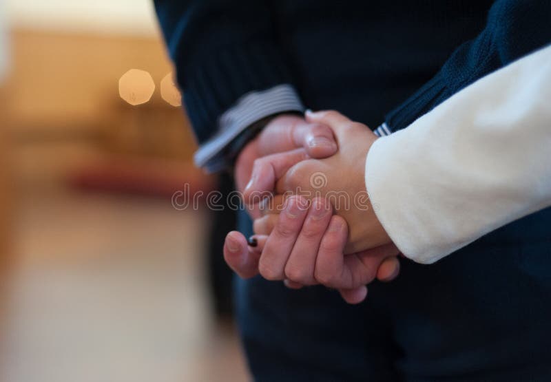L'homme et la femme se tient des mains Couples images stock L'homme et la femme se tient des mains Couples images stock