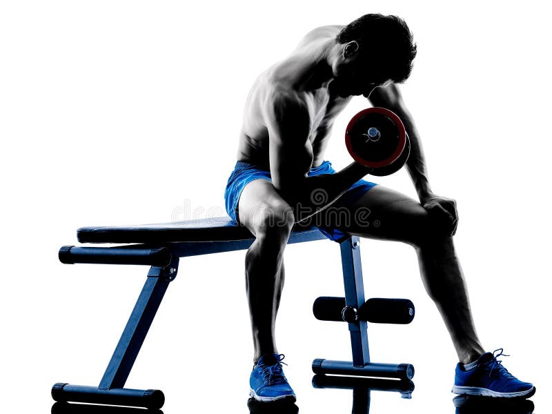 L'homme exerçant la forme physique pèse la silhouette d'exercices de banc à presse