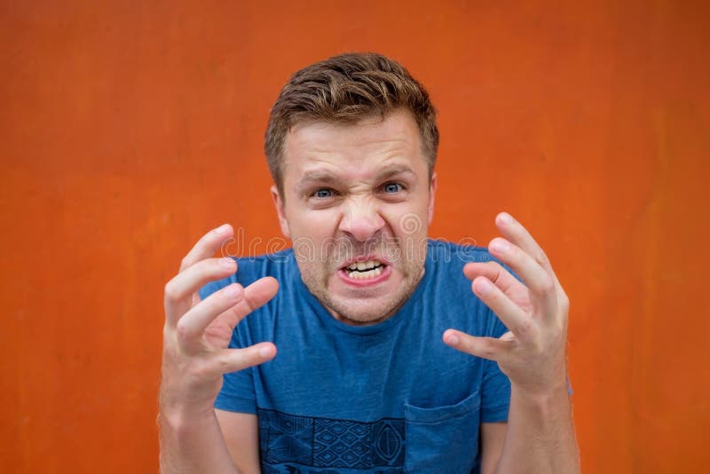 L'homme fait rage furieux désespéré dans la chemise bleue criant fort ayant le sien observe complètement de la colère images stock L'homme fait rage furieux désespéré dans la chemise bleue criant fort ayant le sien observe complètement de la colère images stock