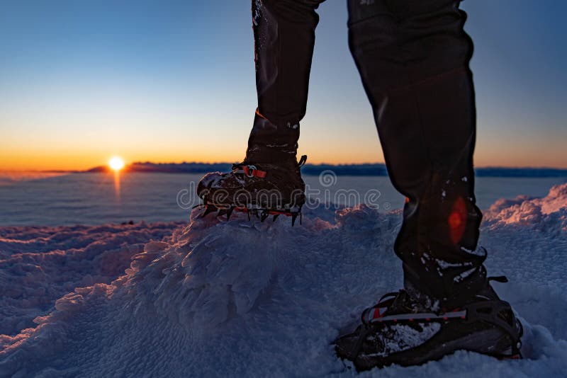 Botte De Montagne Avec Crampons Sur La Randonnée En Montagne En Hiver.  Photo stock - Image du course, neige: 265286956